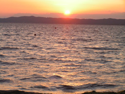 猪苗代湖の向うに沈む夕陽に感動した・・・