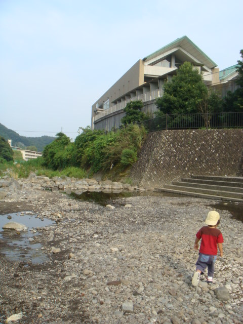 健康センター外観と川