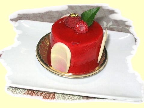 ケーキ皿にラズベリーケーキを♪