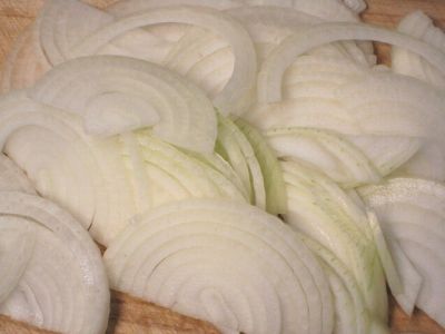 淡路島産の玉ねぎをスライス