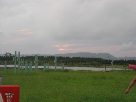 雨上がりぎりぎりの夕日