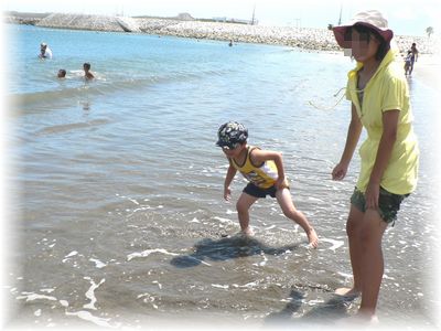 波打ち際で遊ぶ子供達