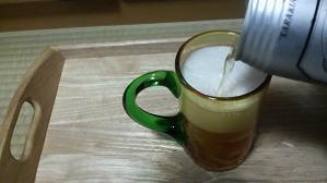 ビール注ぐ