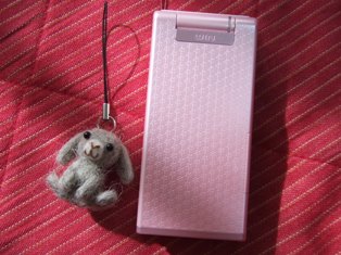 ハンドメイド（羊毛うさぎの携帯ストラップ）