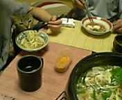 モツ鍋見つめるチャコ