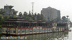 ナイル川に浮かぶ船型レストラン