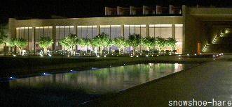 夜のAnantara Spaの建物