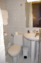 パリのプチホテルHotel de Reuillyのバスルーム