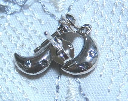 三日月のピアス