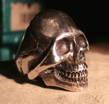 Rosyのリアルタイプスカルリングの斜め