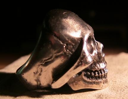 Rosyのリアルタイプスカルリングの横