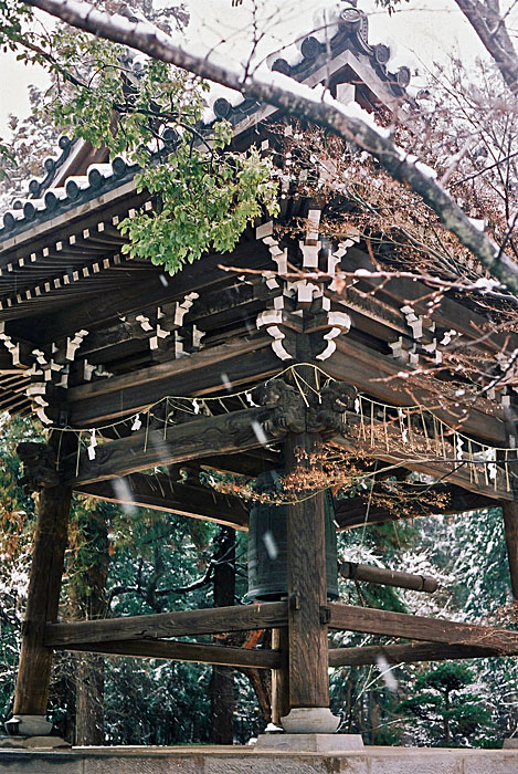 東漸寺<br />
<br />
の鐘楼と雪