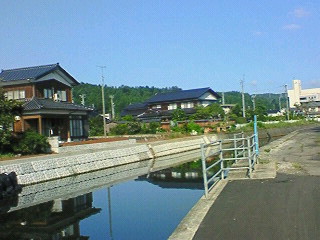 穴水　橋の架かる予定地　護岸工事も終わり　川縁歩く風情も
