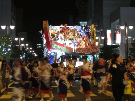 帰っていく山車