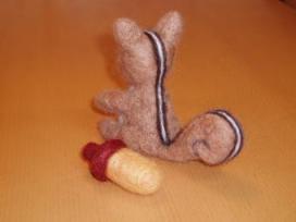 りすとどんぐり後姿