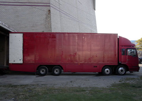 機材を運ぶトラック