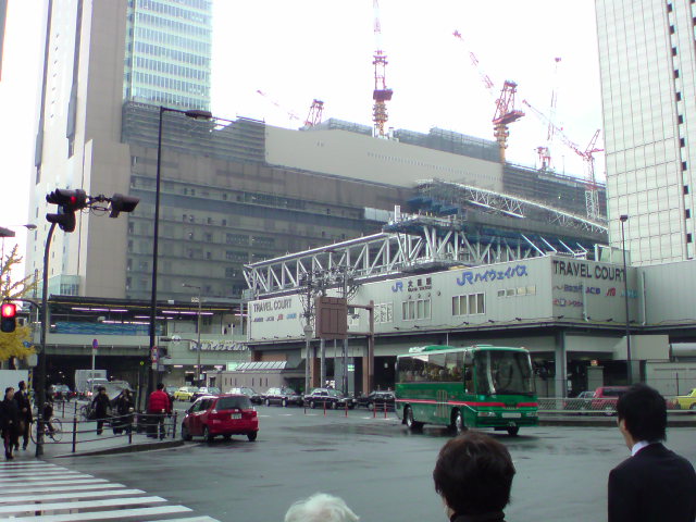 大阪駅にて。幸いにも雨は上がった様子…