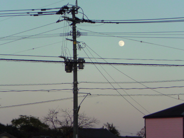 17：00過ぎの空と月…