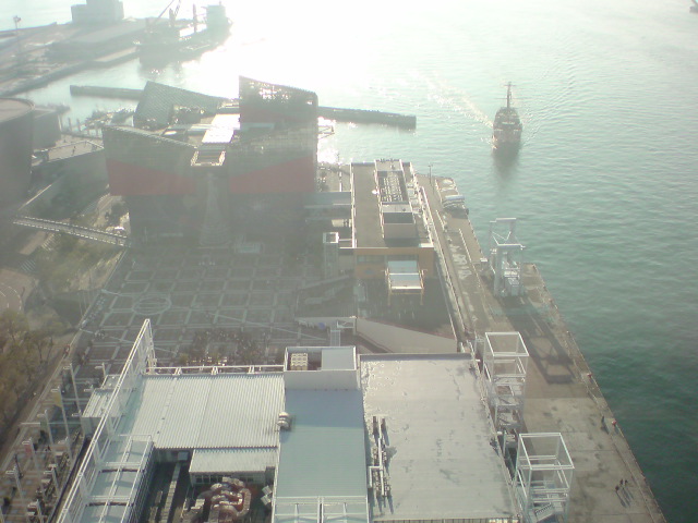 海遊館と帆船型観光船サンタマリア