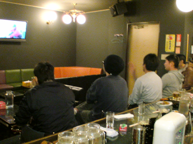 カウンター席を背に一同がTVを観るという稀なケース（笑）