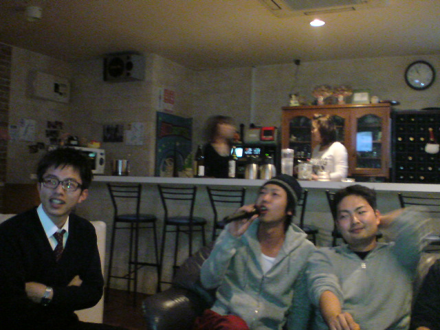 カラオケに没頭するトシフミくん（中央）