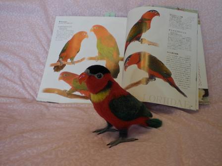 羊毛フェルトで作ったヨダレカケズグロインコです