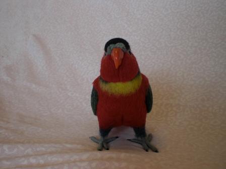 羊毛フェルトで作ったヨダレカケズグロインコです