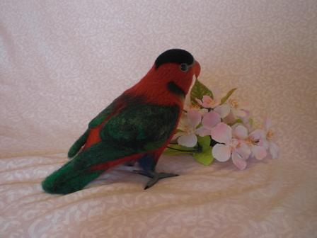 羊毛フェルトで作ったヨダレカケズグロインコです