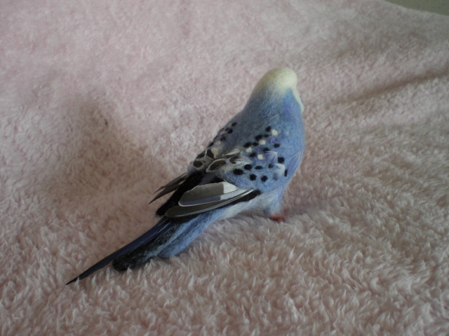 羊毛フェルトで作ったセキセイインコです
