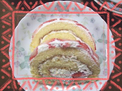 いちごのロールケーキ２.JPG