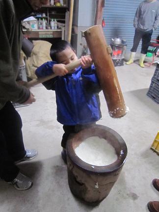 次男餅つき2.JPG