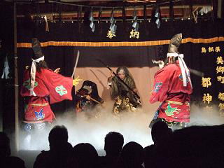 野井神社で神楽