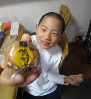 長男と鶏卵饅頭.JPG