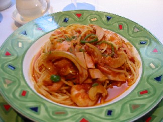 エビとハムのトマトソースパスタ