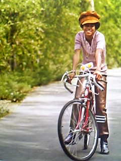 自転車に跨るﾏｲｹﾙ少年♪