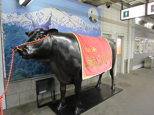 米沢駅ホームの牛