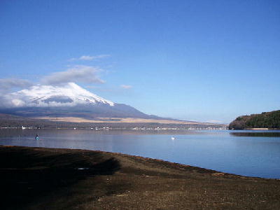 山中湖村の新施設現場の湖畔より