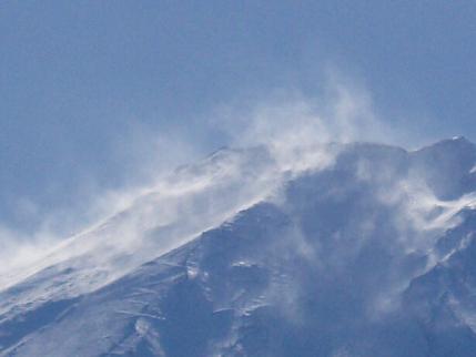 雪煙が上がっている富士1