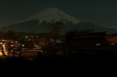 月の光に富士がうっすらと