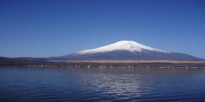 ４ｳ月の山中湖畔からの富士