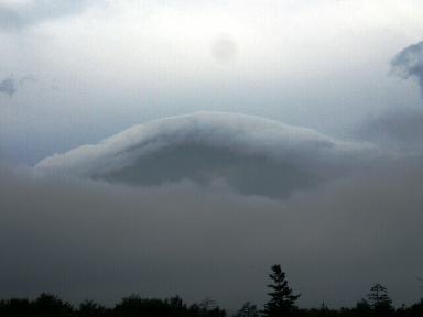 雲に囲まれた富士2