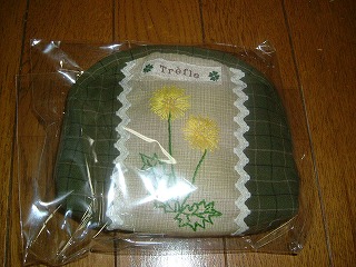タンポポ刺繍のポーチ