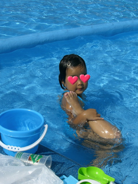 パパとプールです２.jpg