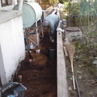 排水管を埋めるための手堀する水道屋さん