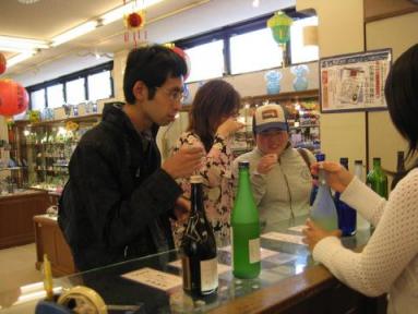 試飲する飲兵衛たち