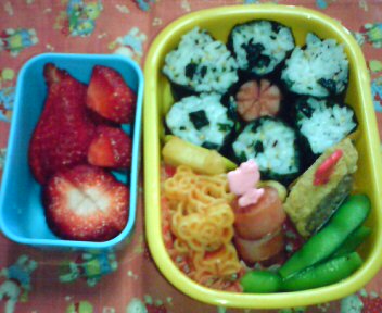 次女2回目のお弁当（お花弁当のつもり）