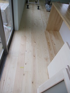 パイン材床（塗装後）