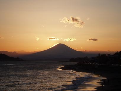 浮かび上がる富士