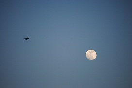 満月と飛行機