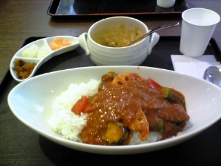 朝兼昼ご飯の海老名SAでの野菜カレー